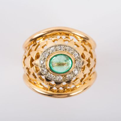 Ring, green stone in cabochon surrounded...
