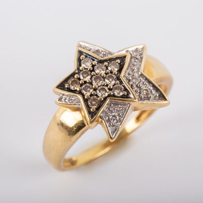 * Star rings with brilliant-cut diamonds,...
