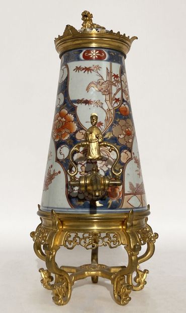 Coffee pot or table fountain in porcelain,...