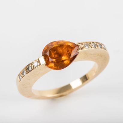 Ring, yellow stone, with brilliant-cut diamonds,...