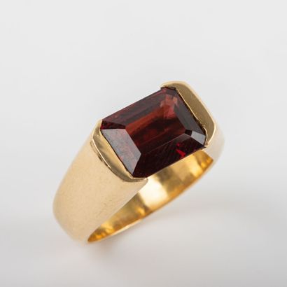 Ring, red stone, 18 K gold setting, 