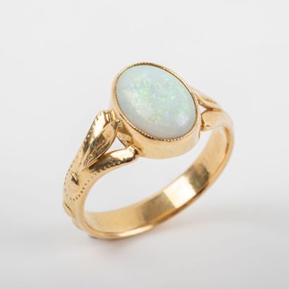 Opal ring, closed setting, 18 K gold 
Gross...