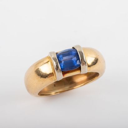 Sapphire ring, 18K gold setting 
Gross weight:...