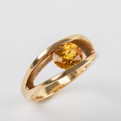 Yellow stone ring, 18K gold setting 
Gross...