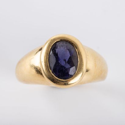 null Closed-set blue stone ring set in 18K gold 
Gross weight: 4.8 g - Finger: 51...