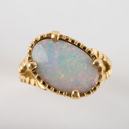 null Cabochon opal ring set in 18K gold 
Gross weight :8 g -Finger size: 52- 