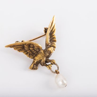 null 18K gold "eagle" brooch, finished with a baroque pearl
Gross weight: 6.1 g -...