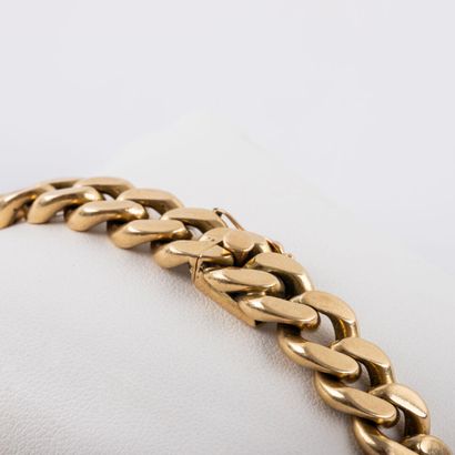 null CARTIER- Paris 
18 K gold English-link curb chain
Signed, numbered 
Weight :...
