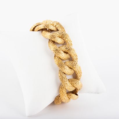 null Articulated bracelet in 18K textured gold
Circa 1960 
Weight: 77.6 g -L: 17...