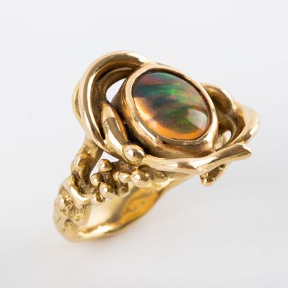 null Stylized flower" ring, opal, 18 K gold setting 
Art nouveau style 
Gross weight:...