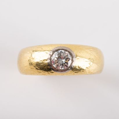 null Brilliant-cut diamond ring, approx. 0.40 carat, set in 18K gold.
Gross weight:...