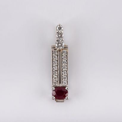 null Brilliant-cut diamond and ruby pendant set in 18K white gold 
Gross weight:...