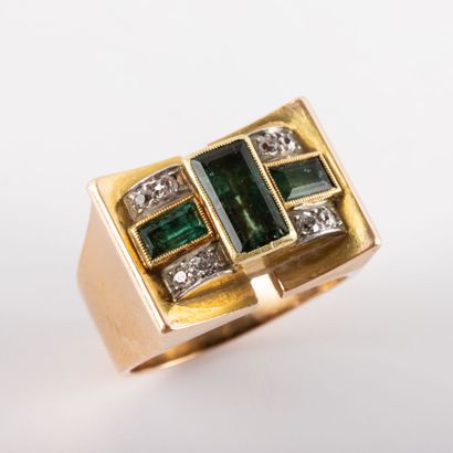 null Tank ring, emeralds and old-cut diamonds, 18K gold and platinum setting 
Circa...