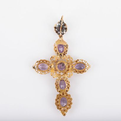 null Important cross pendant, amethysts, openwork gold setting, filigree 18 K 
Gross...
