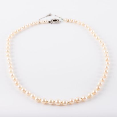 null Fallen cultured pearl necklace. Diameter: 6 mm to 9.5 mm, clasp in 18K white...