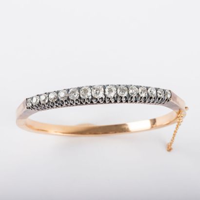 null Hinged demi-jonc bracelet, topped with old-cut diamonds, approx. 2 carats, 18K...