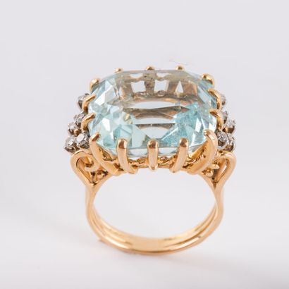 null Cocktail ring, aquamarine 19 carats, brilliant-cut diamonds, 18 K gold setting...