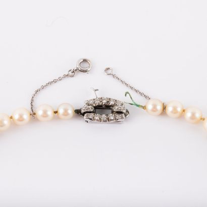 null Fallen cultured pearl necklace. Diameter: 6 mm to 9.5 mm, clasp in 18K white...
