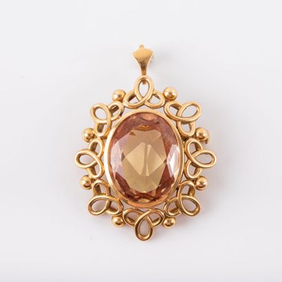 null Yellow stone pendant brooch set in 18K gold.
Circa 1960.
Gross weight: 8.6 g....