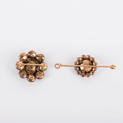 null Two garnet flower brooches set in 18K gold.
Gross weight: 9.1 g.