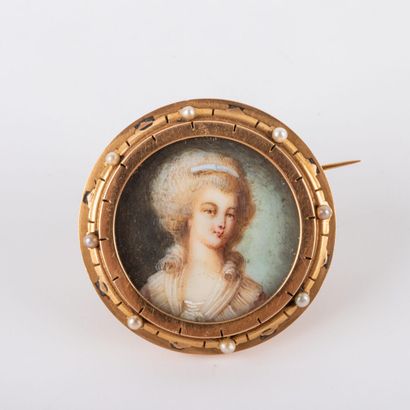null Miniature brooch, portrait of a woman, set in 18K gold and pearls 
Gross weight:...