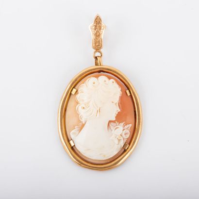 18K gold pendant with cameo engraving of...