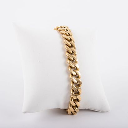 null CARTIER- Paris 
18 K gold English-link curb chain
Signed, numbered 
Weight :...