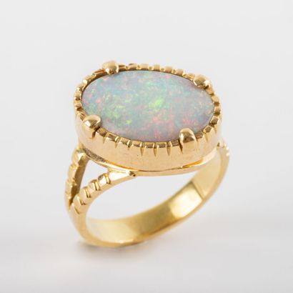 null Cabochon opal ring set in 18K gold 
Gross weight :8 g -Finger size: 52- 