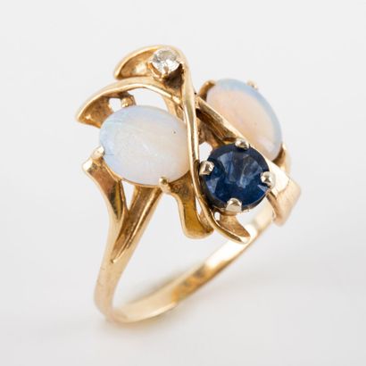 null Ring of interlaced opals, sapphire and brilliant-cut diamond, set in 9 K gold...
