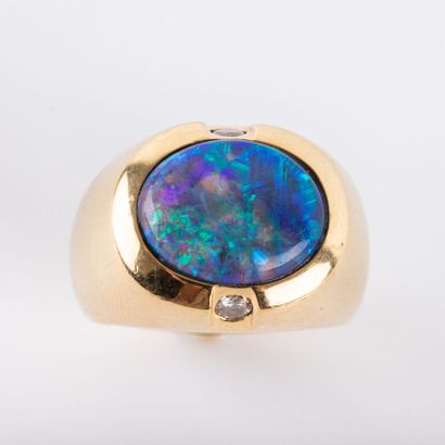 null Large blue opal ring set with brilliant-cut diamonds in 18K gold 
Gross weight:...