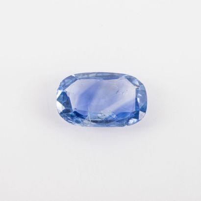 null Oval sapphire, 2.64 carats
small chip