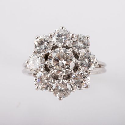 null Bague marguerite, diamants taille brillant, central 0.70 carat env, entourage...