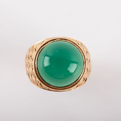 null Dome ring, cabochon chrysoprase, textured 18 K gold setting 
circa 1960
Gross...