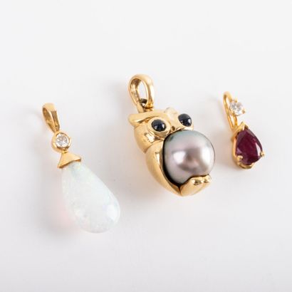 Trois pendentifs or 18K, opale, perle grise,...