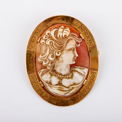 Lady's profile brooch pendant engraved in...