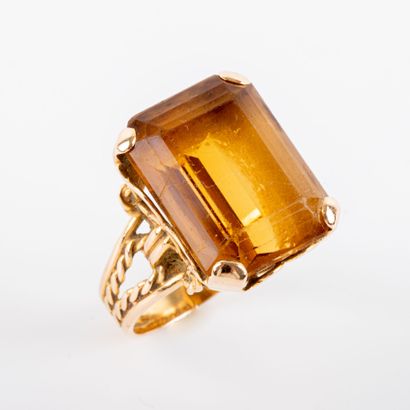 Large citrine ring set in 18K gold.
Finger:...