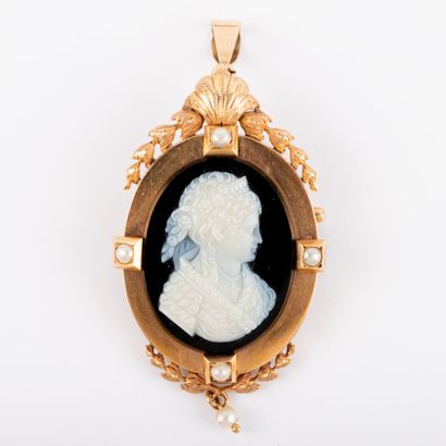 Pendant brooch with cameo engraving of an...