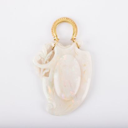 Large opal pendant set in 18K gold 
Gross...