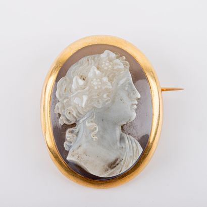 Antique-style profile brooch engraved in...