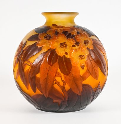 GALLE
Vase boule en verre soufflé à décor...
