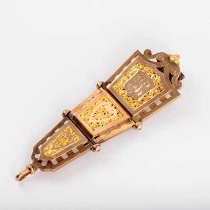 Gold chatelaine, metal clasp. Gross weight:...