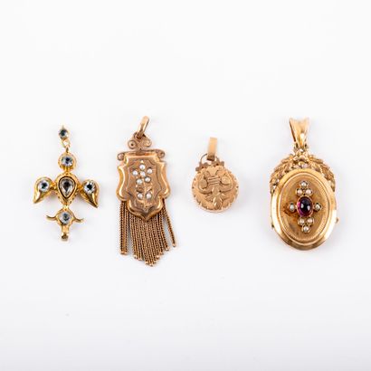 Four 18K gold pendants, stones and half-pearls
Gross...