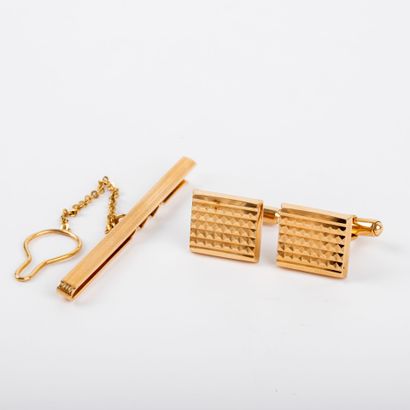 (AC) Tie clip and cufflinks, 18K gold
Weight:...