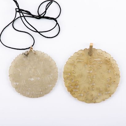 null Deux pendentifs en jade gravé
Travail d'Indochine - un cordon en tissu et bélière...