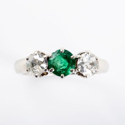 null Emerald garter ring set with old-cut diamonds, 2 x 0.20 carat approx., 18K white...