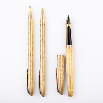 null WATERMAN
1 stylo plaqué or, plume or 18K
1 stylo à bille, plaqué or
On y joint...