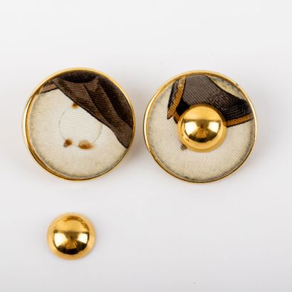 null HERMES, Paris
Paire de clips d'oreilles en métal doré et tissu
Diam : 3,6 cm...