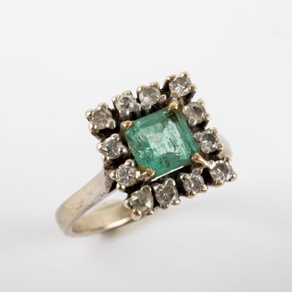 null Emerald daisy ring with brilliant-cut diamonds, approx. 0.50 carat, set in 18K...