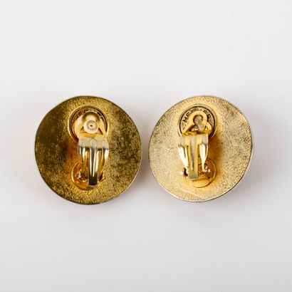 null HERMES, Paris
Paire de clips d'oreilles en métal doré et tissu
Diam : 3,6 cm...