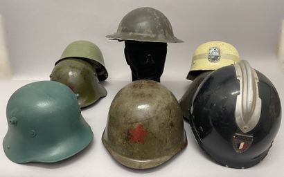 null Lot of 8 helmets and various hulls evoking the conflicts of the 20th century:...
